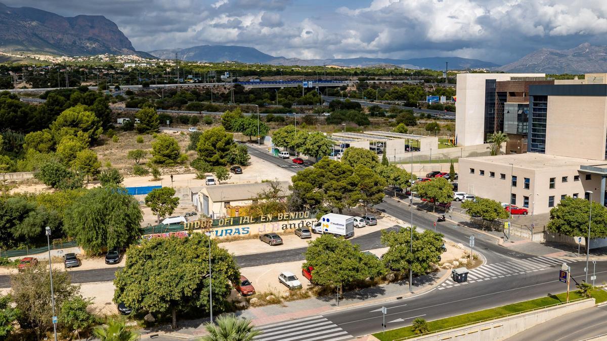 Vista del parking que ocupa ahora la parcela que se cedió para la nueva Comisaría de Benidorm.
