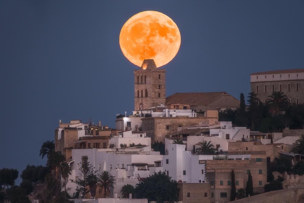 José Antonio Hervás capta la luna detrás de Dalt V