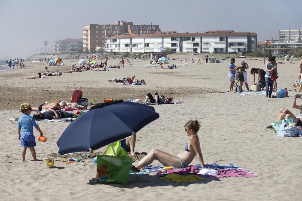 Les altes temperatures omplen de banyistes la Costa Brava