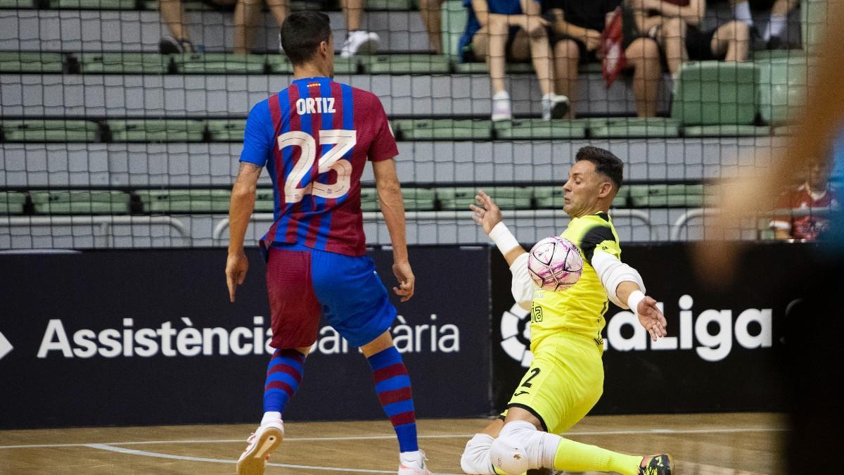 Carlos Ortiz, frente a Juanjo, durante la ida de los cuartos de final entre ElPozo y Barça