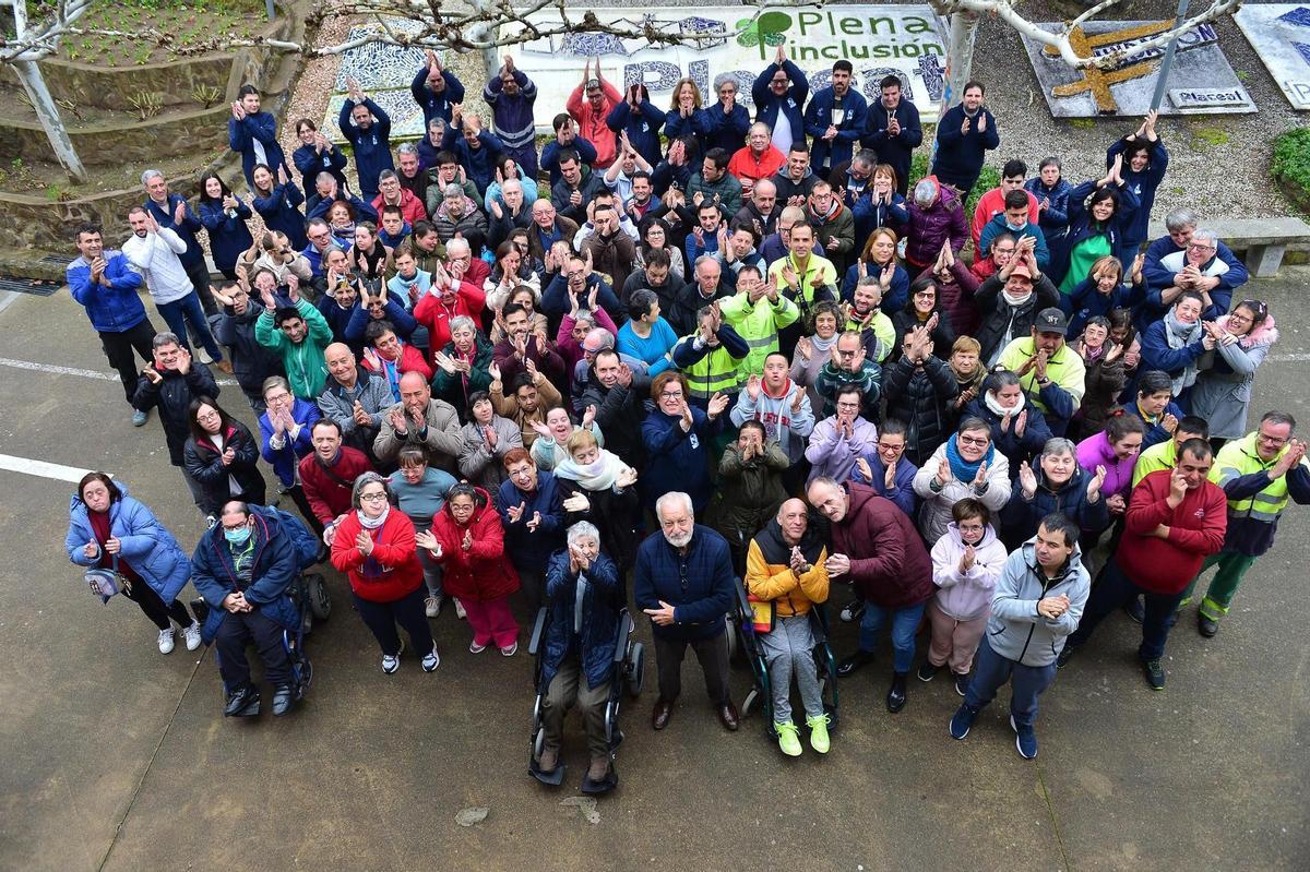 Paco Valverde (en primera fila en el centro), rodeado por miembros de Placeat.