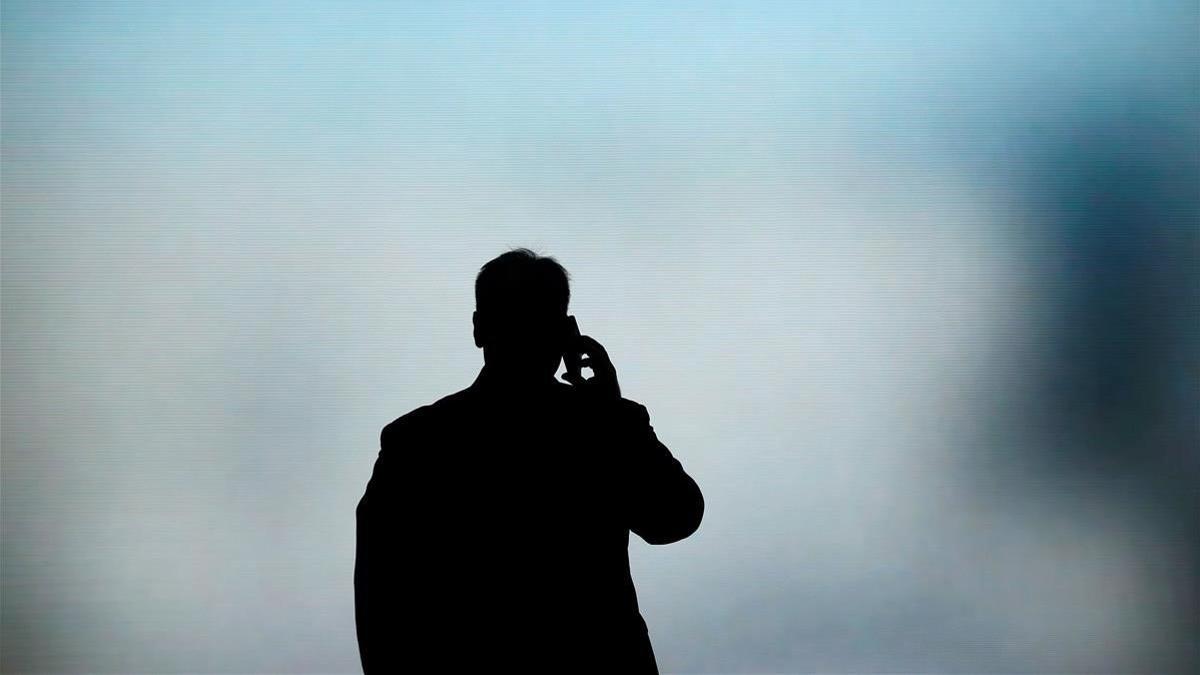 zentauroepp47150405 a man talks on his phone at the mobile world congress  mwc  190402145259