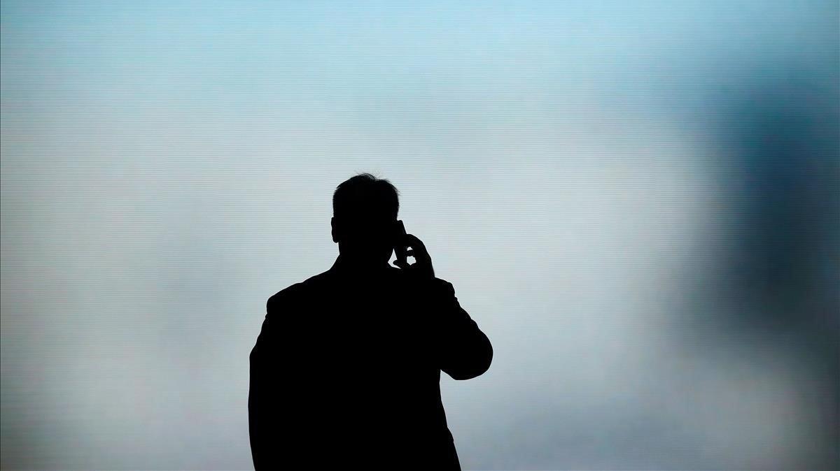 Un hombre habla por teléfono durante el Mobile World Congress, el pasado febrero.