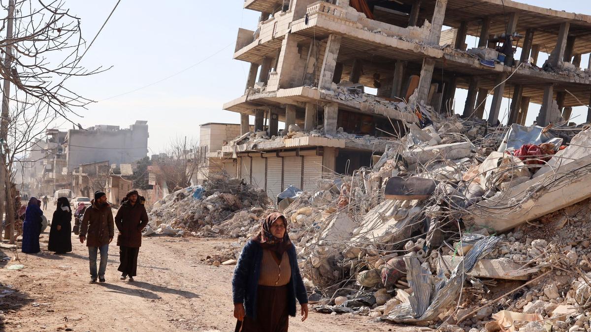 Supervivientes al terremoto en la ciudad de Jindayris, Siria.