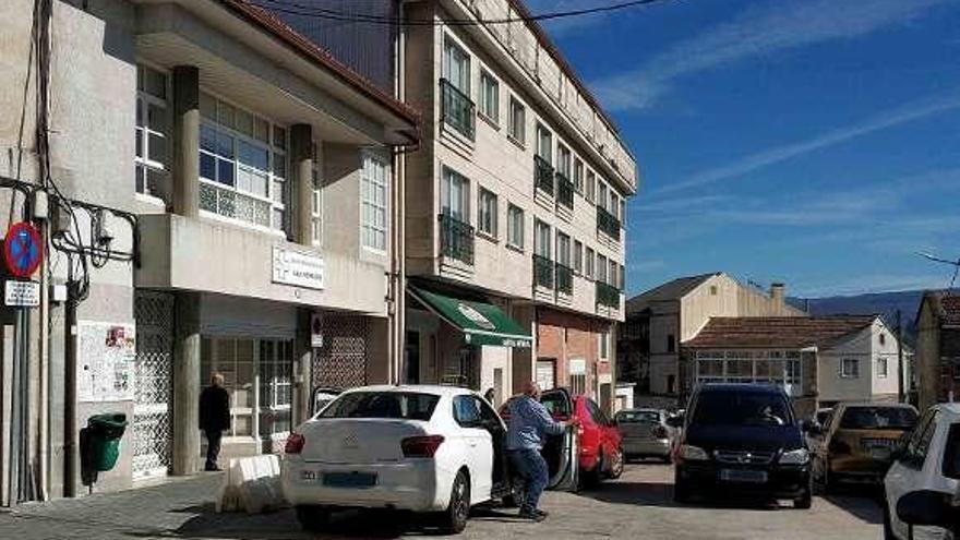 Obras inacabadas en la calle Merouces, en Mondariz. // A. Hernández