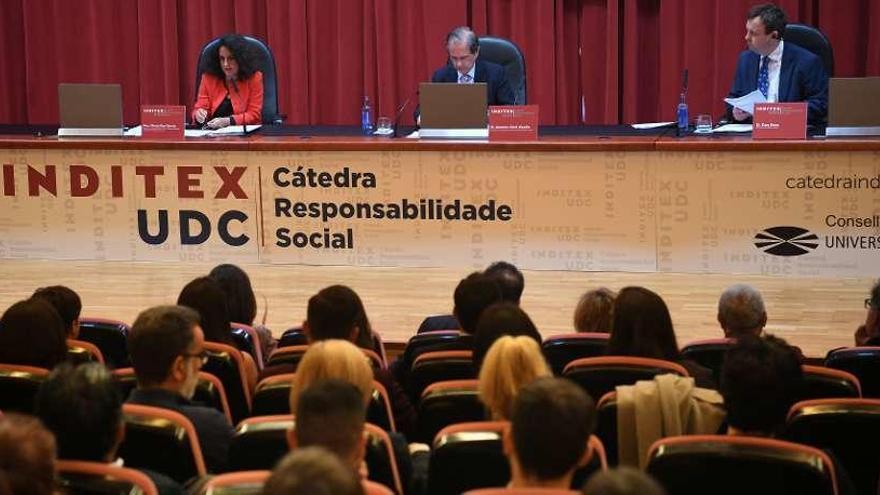 Marta Rey, Antonio Abril y Dan Rees, ayer, en la clausura del Curso de RS de la Cátedra Inditex.