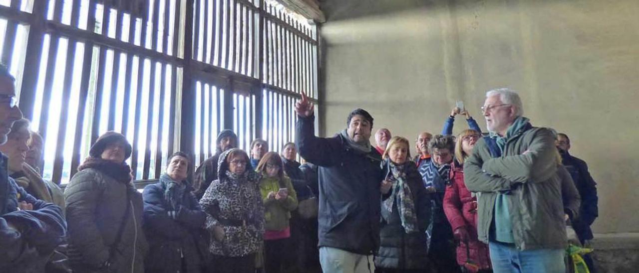 José Luis Costa explica algunos detalles de la iglesia de la Lloraza, de estilo románico y bajo la advocación de Santa Eulalia.