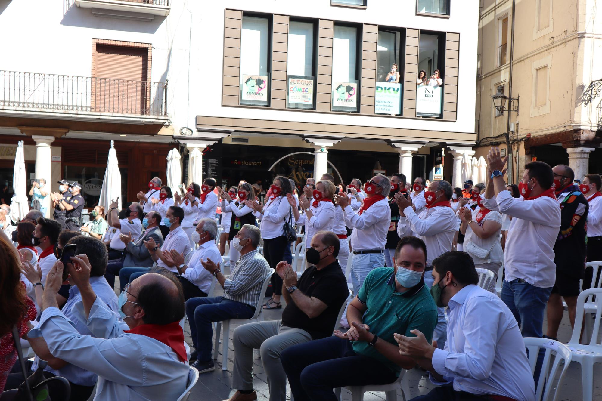 FOTOGALERÍA | La Peña El Agüelo sube en grúa para colocar el pañuelo al Torico de Teruel, en el segundo año sin Fiestas del Ángel