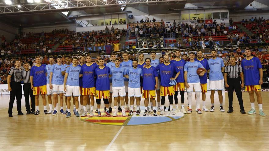 Els dos equips van posar plegats per a la fotografia de grup del partit | FCBQ