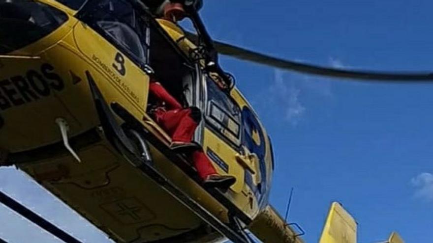 Un helicóptero del SEPA como el que transportó al menor accidentado en Tineo al HUCA.