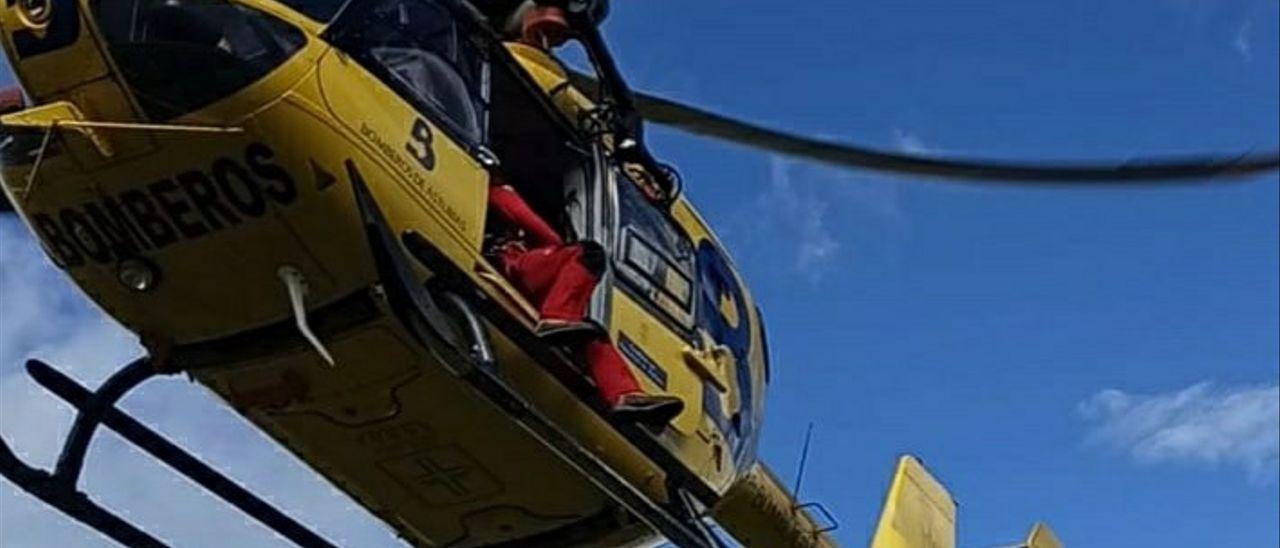 Un helicóptero del SEPA como el que transportó al menor accidentado en Tineo al HUCA.