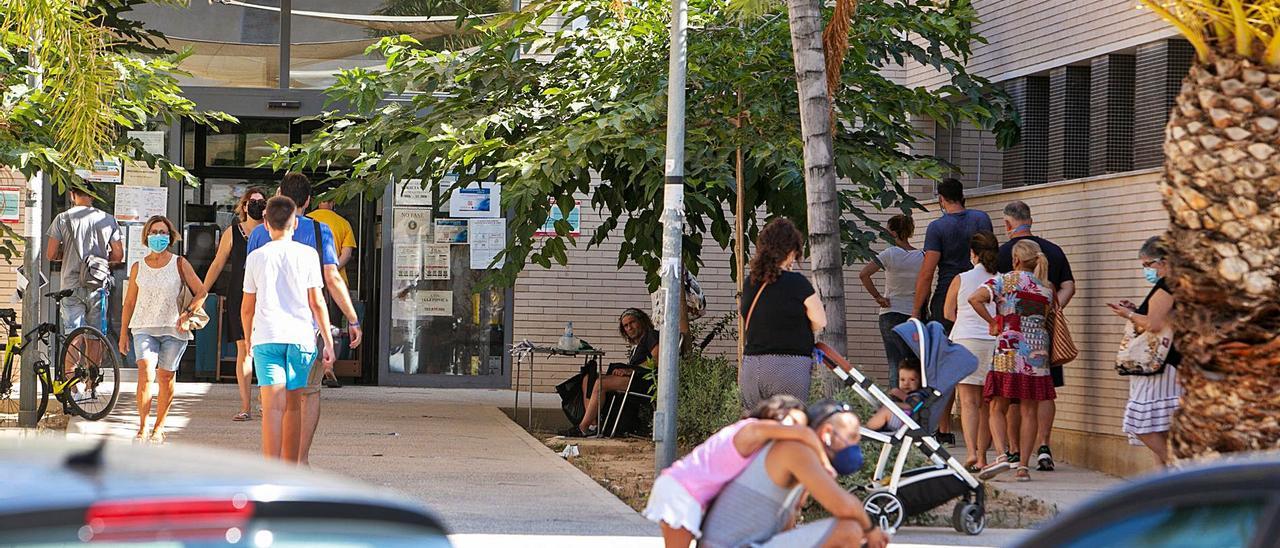 Pacientes hacen cola a las puertas de un centro de salud, en una imagen de este verano. |