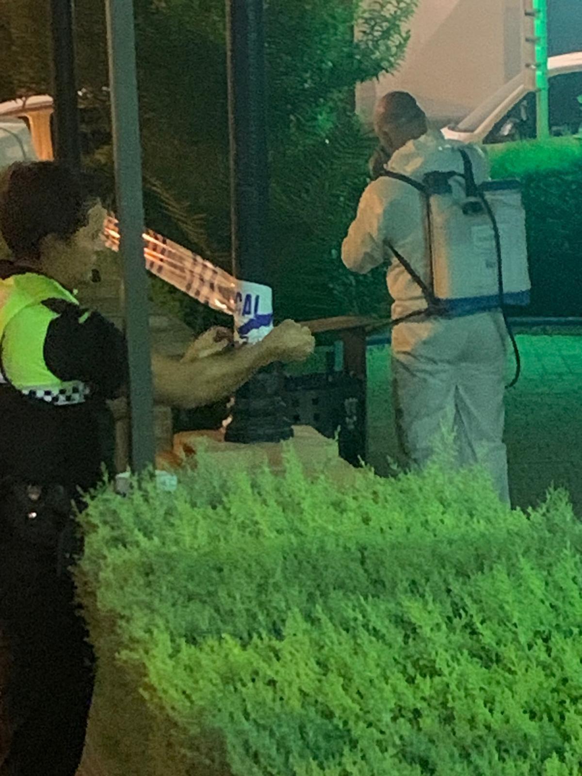 La Policía Local de La Rambla acordona la zona donde los operarios van a fumigar contra el mosquito del virus del Nilo.