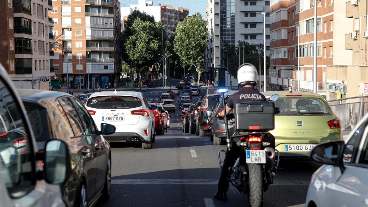 Un momento de la manifestación de policías, en caravana de coches, este sábado en Cartagena.