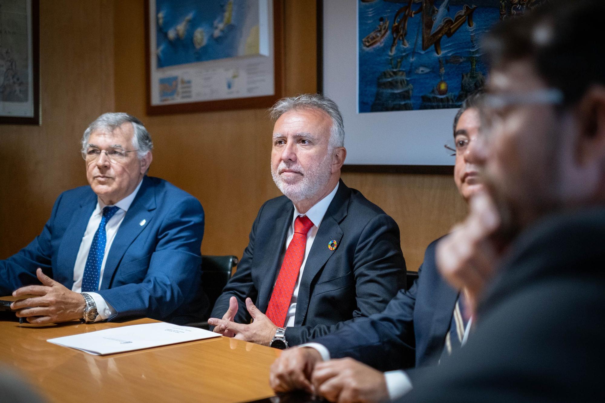 Visita de Ángel Víctor Torres al Puerto de Santa Cruz