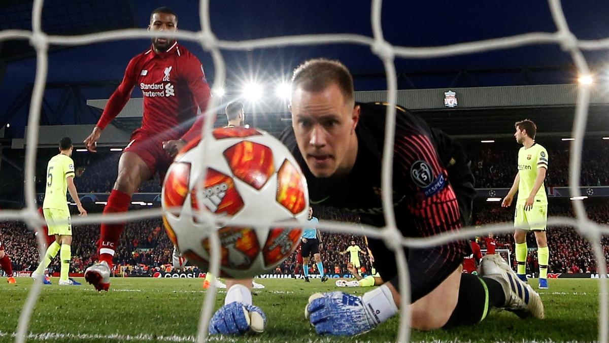 Ter Stegen recoge el balón del fondo de la red delante de Wijnaldum.