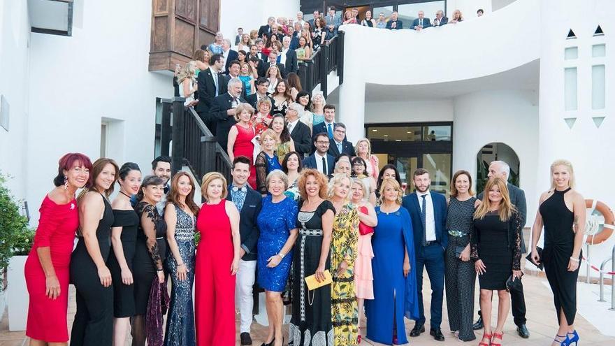 Foto de familia de los invitados a la ceremonia del cambio de collar de presidencia del Club Rotary Estepona.
