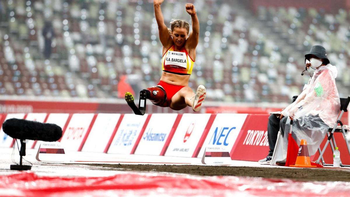 Desiree Vila, durante uno de sus saltos en los Juegos Paralímpicos de Tokio. // EFE