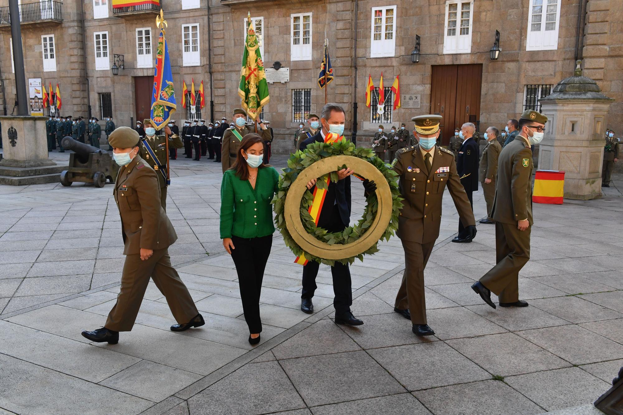 Acto de celebración por la Fiesta Nacional en la plaza de la Constitución