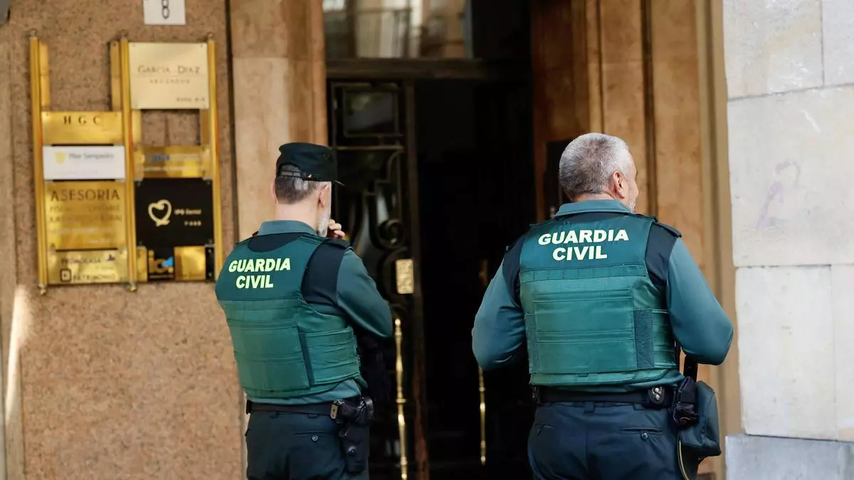 Detenidos tres de los asaltantes que ataron al dueño de un chalet de Montserrat y amenazaron con acuchillar a sus hijas
