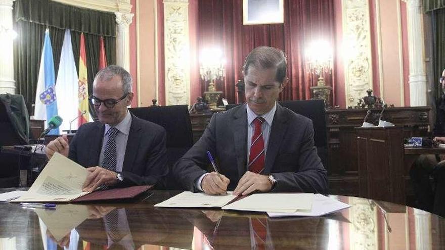 Jesús Vázquez y Francisco Marín, en la firma del convenio. // Iñaki Osorio