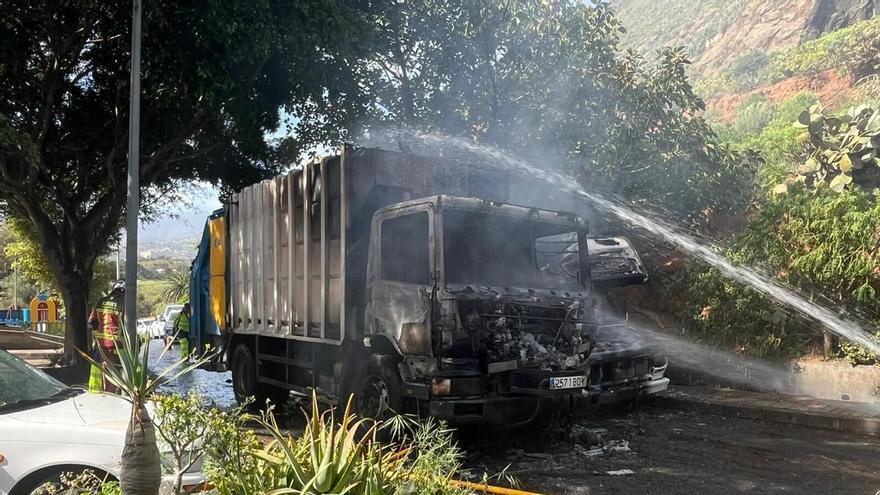 Arde un camión del servicio de limpieza de Las Palmas de Gran Canaria con 25 años de antigüedad