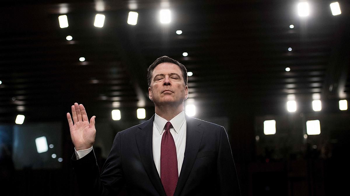 James Comey, exdirector del FBI, en el momento de prestar juramento durante una audiencia ante el Comité de Inteligencia del Senado en el Capitolio el 8 de junio de 2017 en Washington.