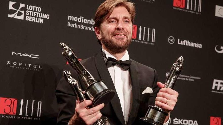 Östlund muestra posa con algunos de los galardones recibidos.