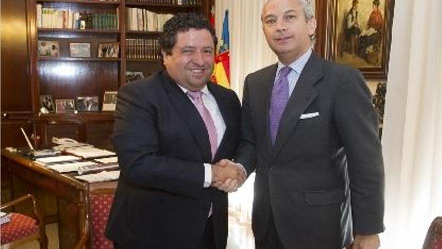 El presidente de la Diputación de Castelló, Javier Moliner (izq.) junto a Fernández Mesa.