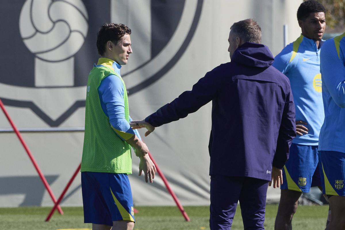 Gavi, junto a Hansi Flick en un entrenamiento