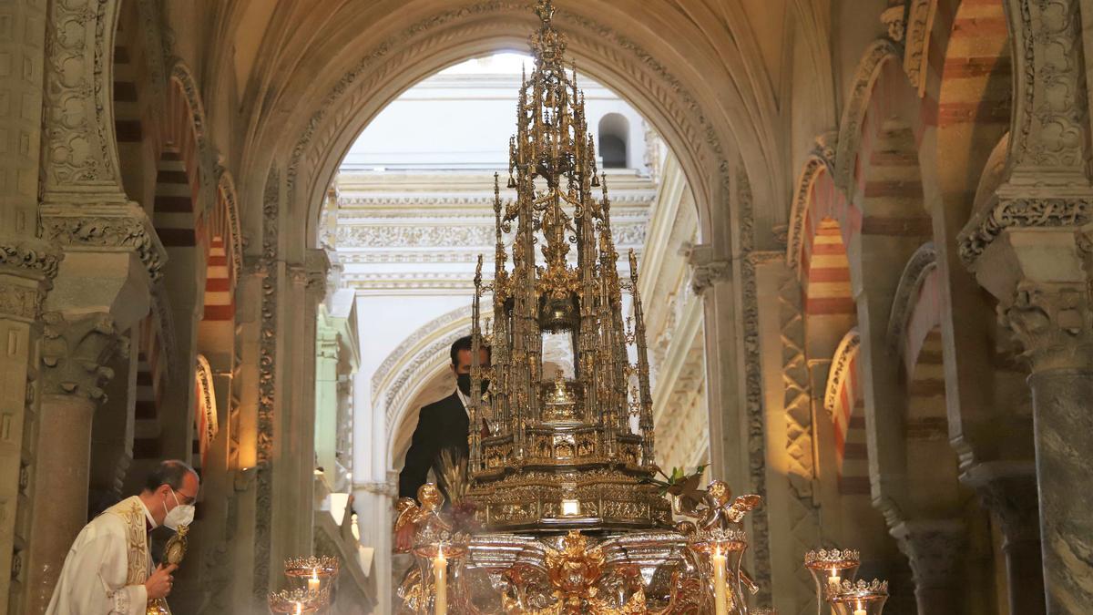 El Patio de los Naranjos acoge la procesión del Corpus Christi