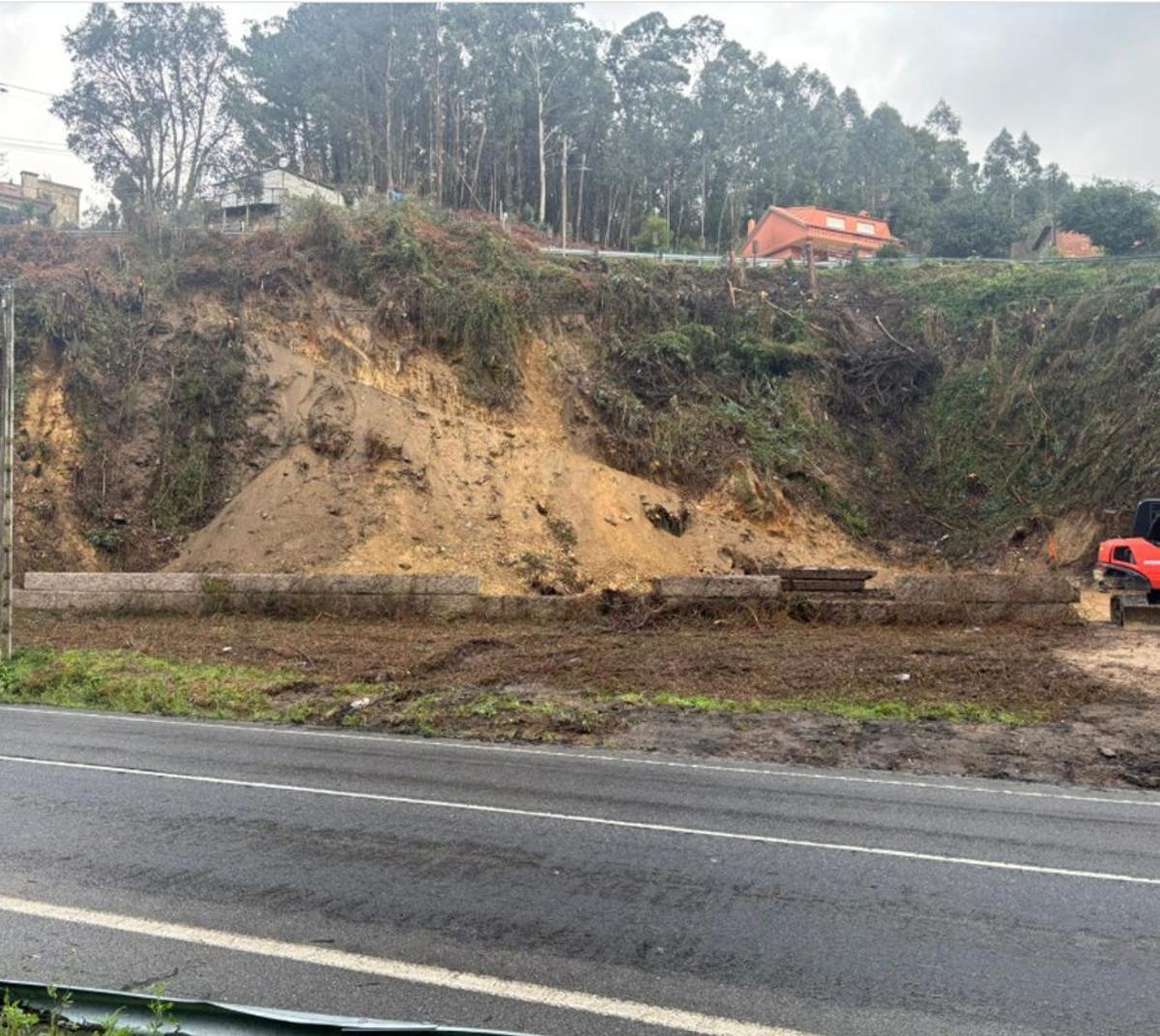 Desprendimiento en el talud por donde discurre la Rúa da Granxa. | FDV