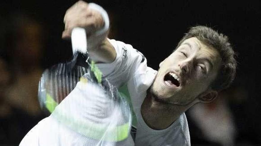 Pablo Carreño saca frente a Auger-Aliassime.