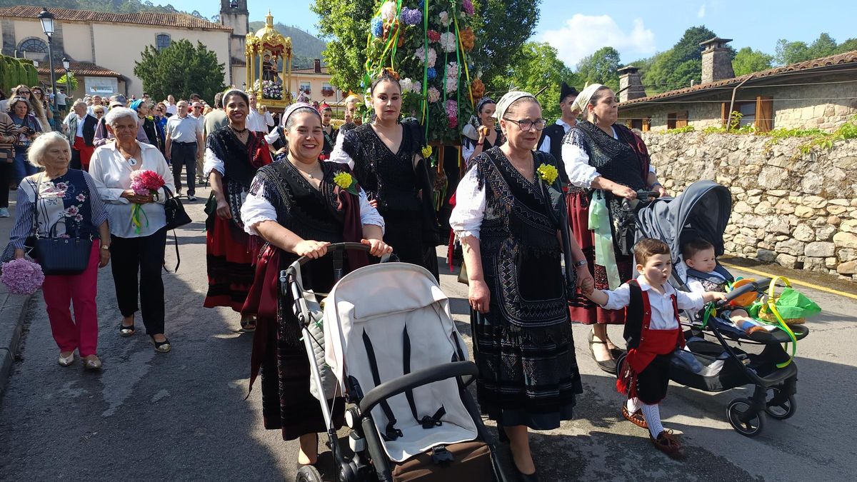 La reina y las damas de las fiestas, junto a la imagen de San Antonio durante la procesión
