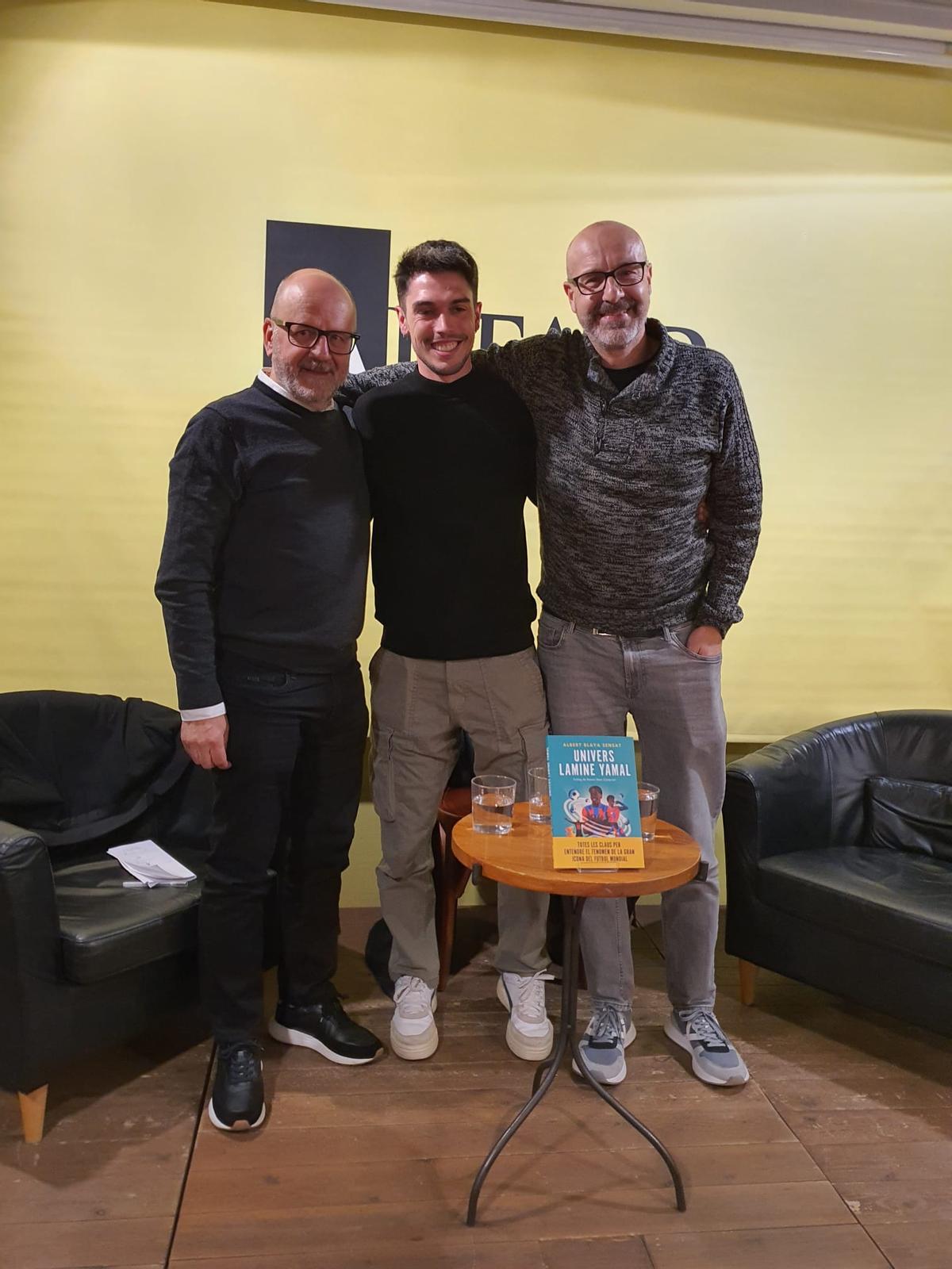 L'autor amb els seus dos padrins editorials, dijous a Barcelona