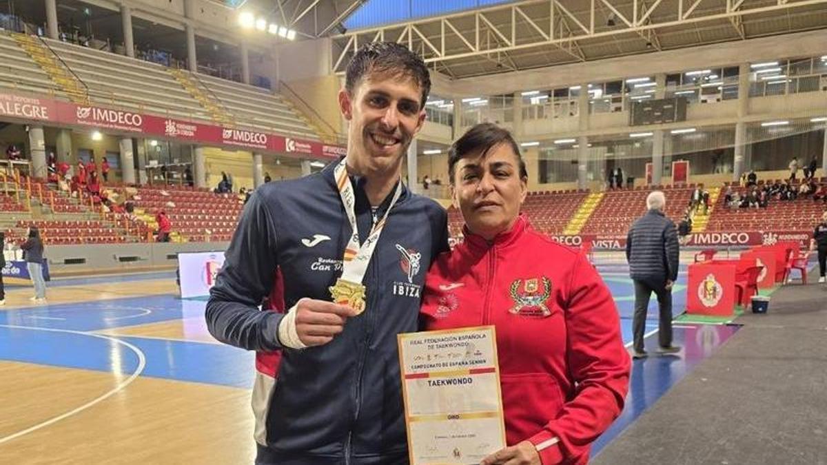 Daniel Quesada y Nusy Marín con el título nacional.