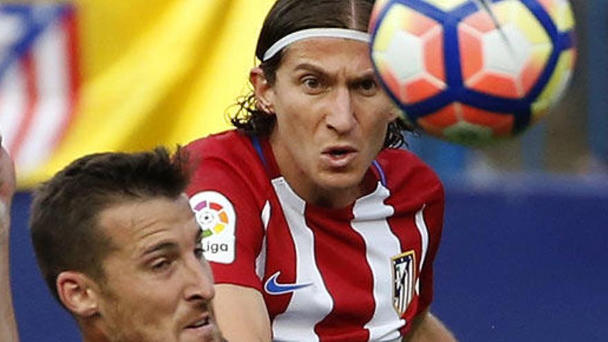 Filipe Luis, en una acción del partido.