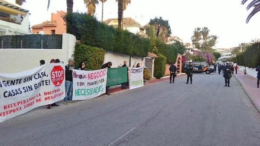 Presencia policial en el desalojo de la corrala de Marbella.