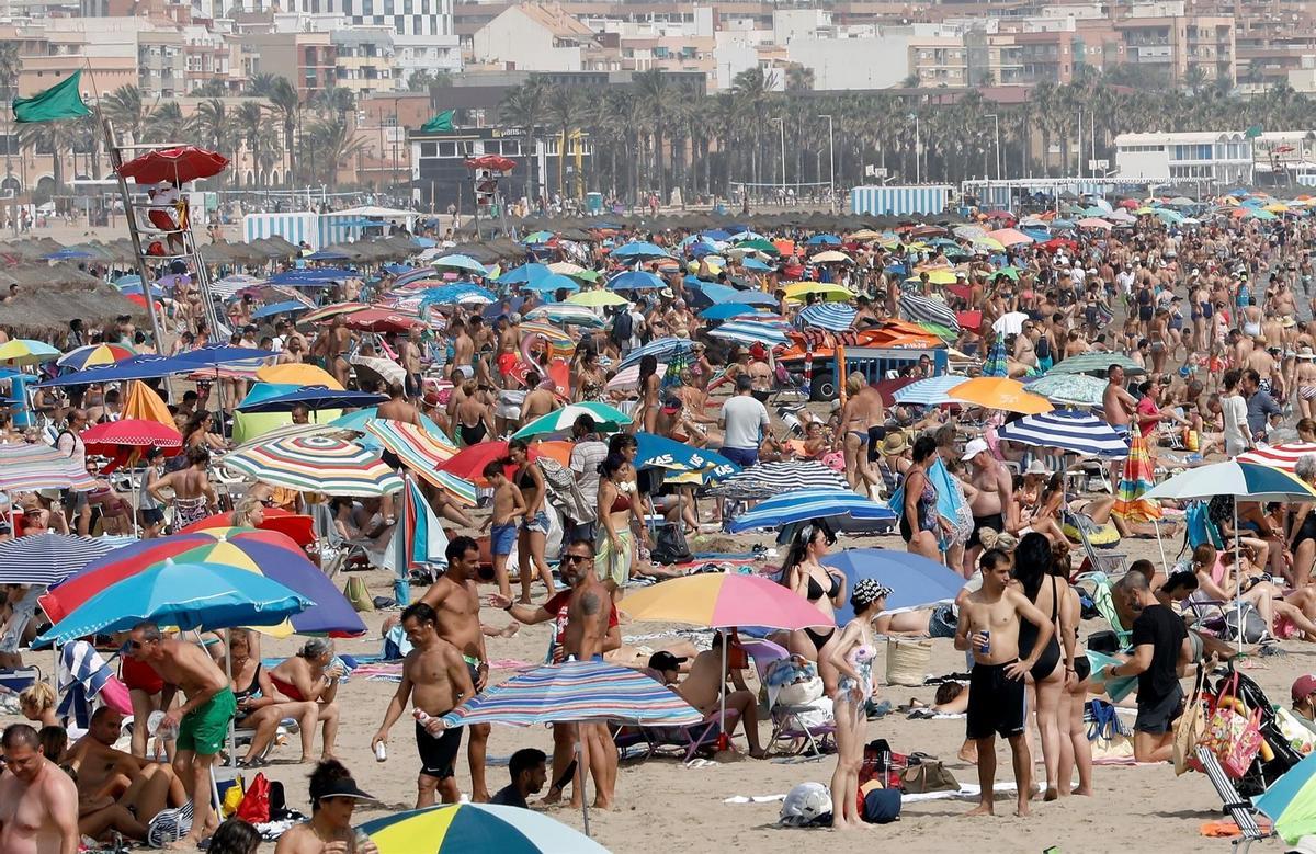 Una playa de la Comunidad Valencia abarrotada de bañistas.