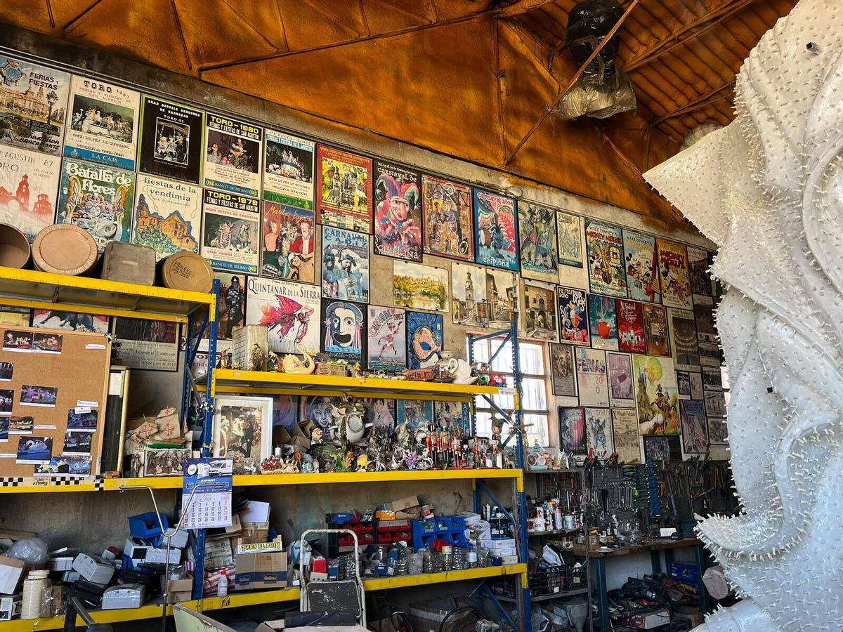 Colección de carteles en la nave de Rurro