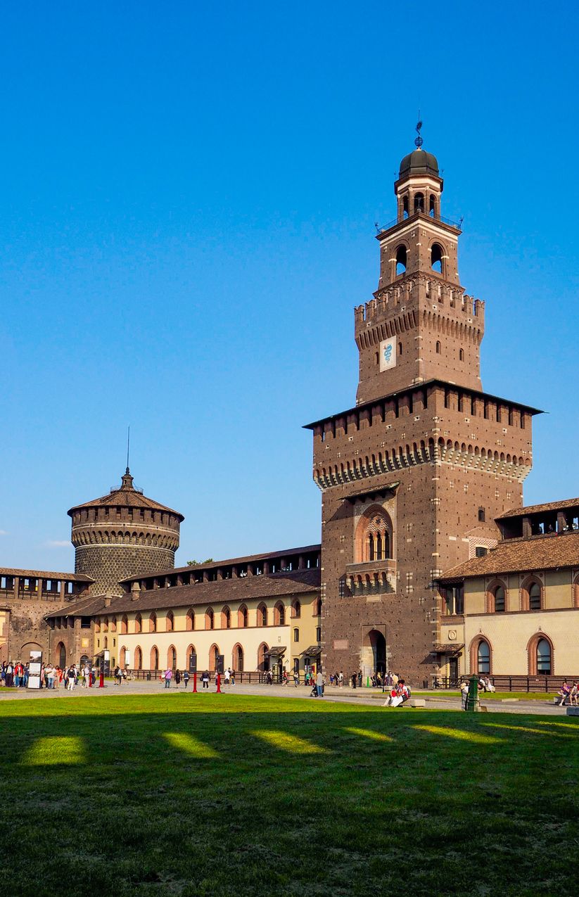 Aunque antaño fue una fortaleza, hoy el castillo alberga los museos más importantes de Milán