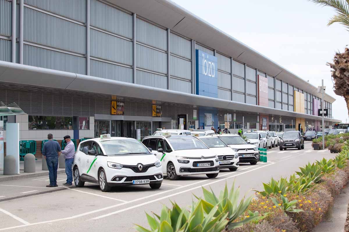 Turistas con cuentagotas en el aeropuerto de Ibiza