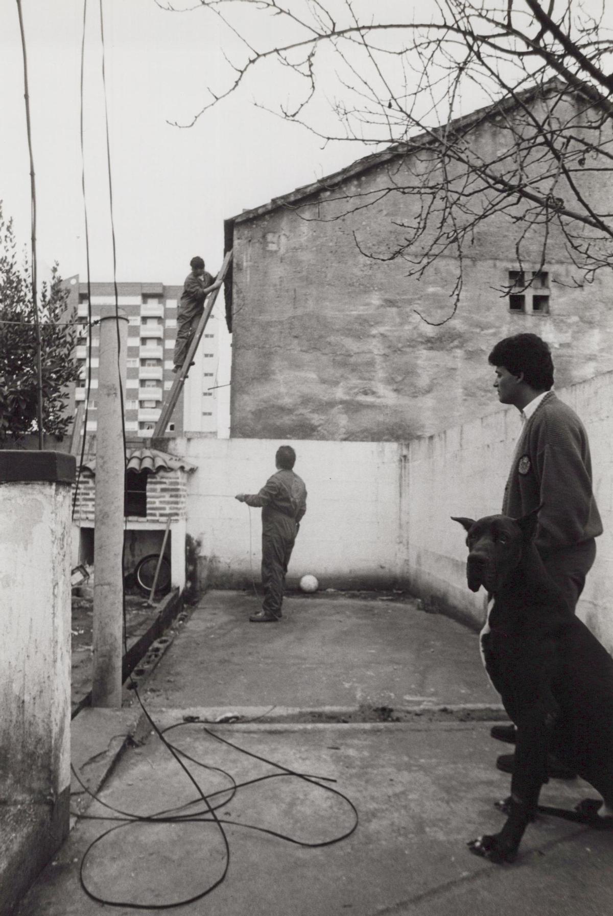 Inicio de las obras de derribo de las viviendas de la calle Jenaro de la Fuente para iniciar su urbanización, en febrero de 1990 Inicio de las obras de derribo de las viviendas de la calle Jenaro de la Fuente para iniciar su urbanización, en febrero de 1990