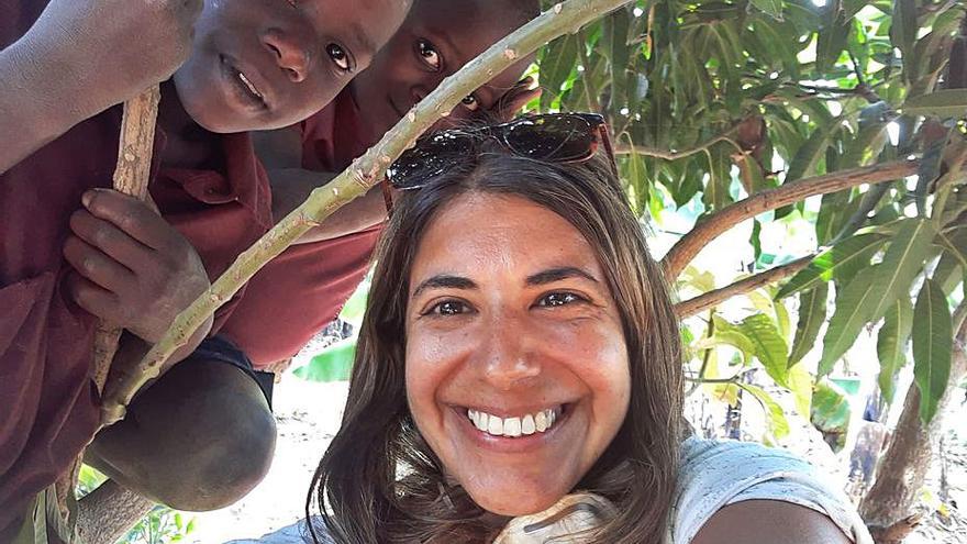 Verónica Ferraro, cooperante de Rafiki, con niños ugandeses.