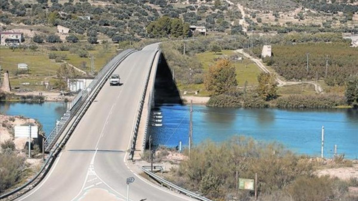 El puente sobre el Ebro fue inaugurado en 1997 y 17 años después sigue conectando solo con una pista forestal.