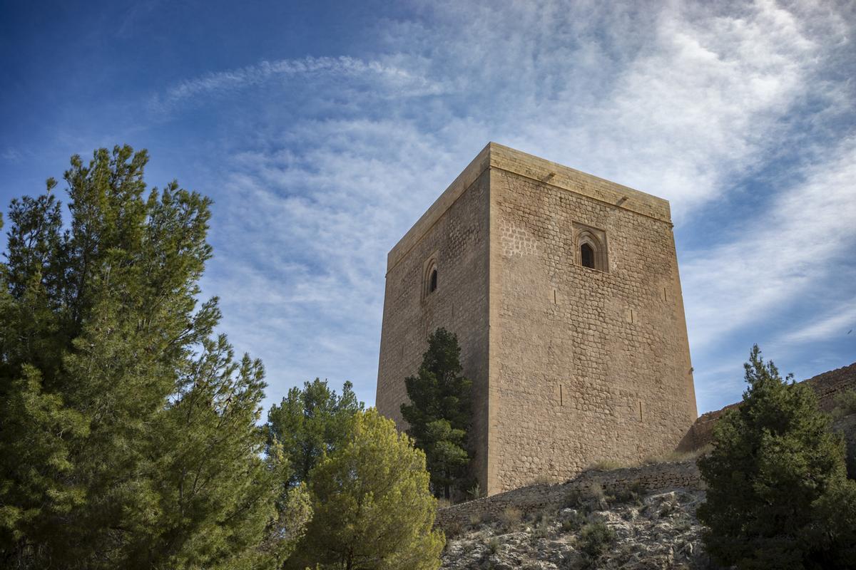 Vista de la imponente torre Alfonsina del castillo medieval de Lorca