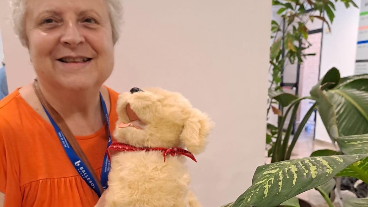 Los residentes interactuan con robots terapéuticos – perros y gatos- para el desarrollo emocional, social, motor y cognitivo
