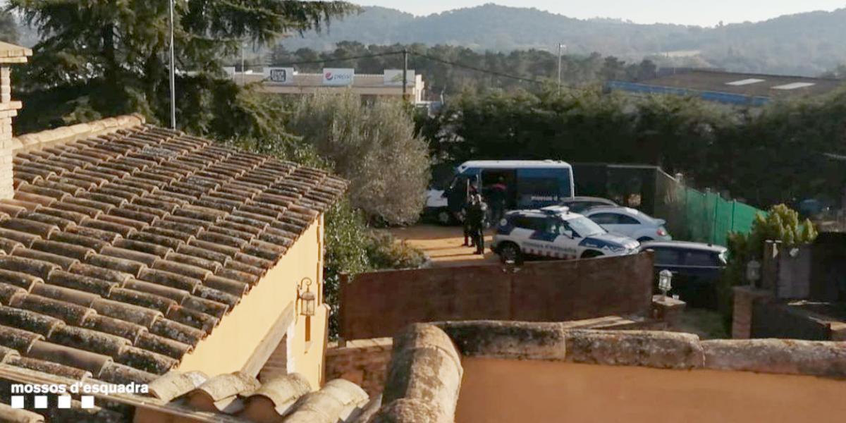 Els Mossos d’Esquadra desallotgen una festa il·legal amb unes 300 persones en una masia de Mont-ras