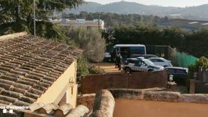 Els Mossos d’Esquadra desallotgen una festa il·legal amb unes 300 persones en una masia de Mont-ras