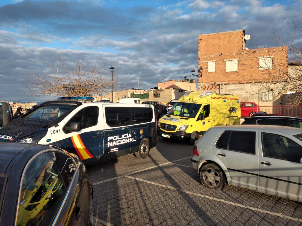 Los furgones de la Policía Nacional y las ambulancias en el Barrio de San Cristóbal.